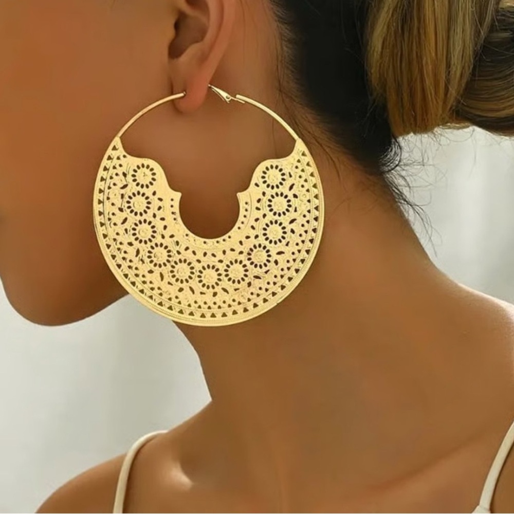 NWT ⚜️👑⚜️ Natasha Golden Tone Medallion Bohemian Style Hoop Earrings